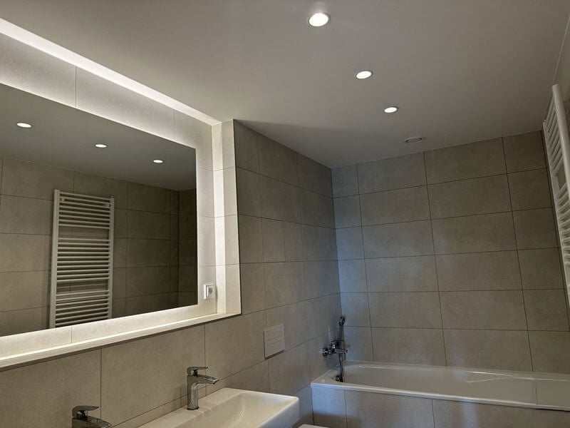 Elektrikář při práci